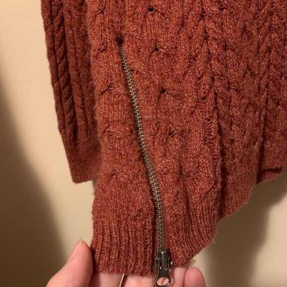 American Eagle scarlet sweater - Picture 3 of 3